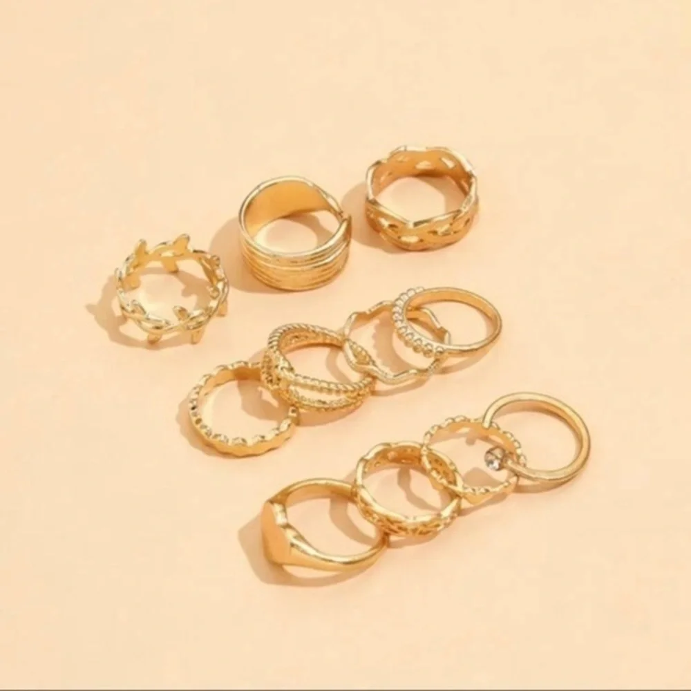 3/$30 💛 Dainty Ring Set